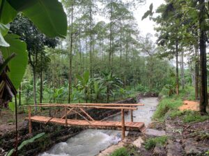 Jembatan Menjadi Penghubung